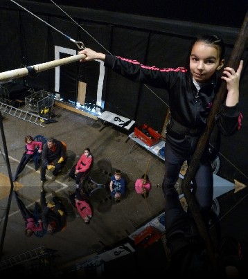 Ilona tient le trapeze pour sa camarade
